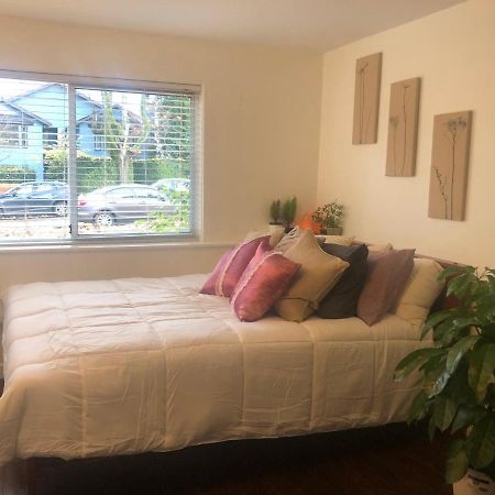 Quiet-Comfy 3 Bedroom Home On A Tree Lined Street In Kits Vancouver Esterno foto